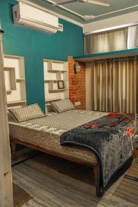 斋浦尔Pachamama Hostel的一间卧室,卧室内配有一张大床
