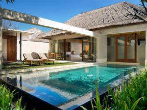 努沙杜瓦The Bale Nusa Dua by LifestyleRetreats的别墅前的游泳池