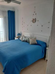 福恩吉罗拉Holiday wanda的一间卧室配有蓝色的床和蓝色的床单