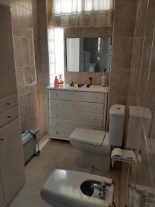福恩吉罗拉Holiday wanda的浴室配有白色卫生间和盥洗盆。
