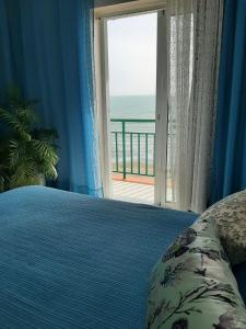 福恩吉罗拉Holiday wanda的一间卧室配有一张床,享有海景