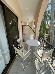 克拉法吉亚Tersanas Beach Apartments的阳台上配有白色的桌椅