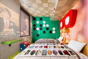 东京BnA WALL的一间卧室设有一张床和绿色的墙壁