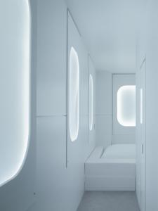 东京BnA WALL的白色浴室设有白色的墙壁和镜子