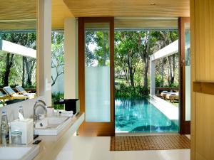 努沙杜瓦The Bale Nusa Dua by LifestyleRetreats的浴室设有游泳池,穿过玻璃门