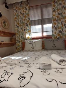 伊斯坦布尔奈莉宾馆的一间卧室配有一张带黑白毯子的床