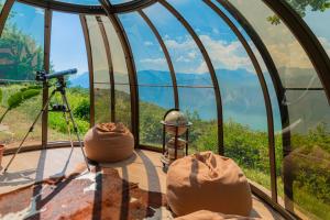 马尔切西内Hotel Querceto Wellness & Spa - Garda Lake Collection的玻璃天文台,带照相机和望远镜