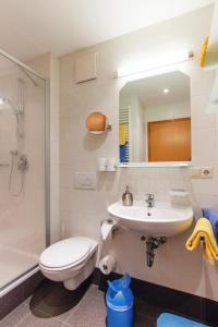 雷特温克尔夕阳公寓的浴室配有卫生间、盥洗盆和淋浴。
