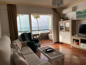 马贝拉Beachfront Apartment Marbella的海景客厅