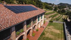 San Fermo della Battaglia特努娜隆科雷吉奥农家乐的一座房子,屋顶上设有太阳能电池板