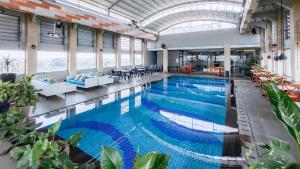 巨港艾克斯顿酒店的大楼里一个蓝色的大泳池