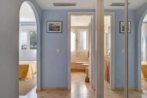 萨阿拉德洛斯阿图内斯Apartamento Costa Zahara的走廊上设有蓝色的墙壁,房间设有床