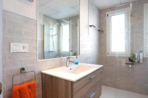 萨阿拉德洛斯阿图内斯Apartamento Costa Zahara的一间带水槽和镜子的浴室