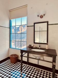 乔斯希马特Faraway Cottages, Auli的一间带水槽和窗户的浴室