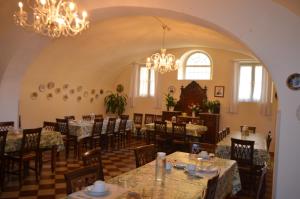 比萨Casa per ferie religiosa Figlie di Nazareth的一间带桌椅和吊灯的用餐室