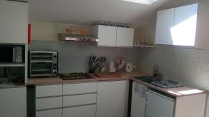 丰特夫罗拉拜L'arbrissel的厨房配有白色橱柜和台面