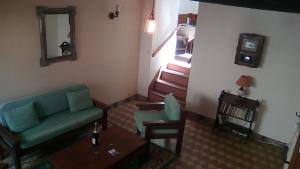 丰特夫罗拉拜L'arbrissel的客厅配有绿色沙发和椅子