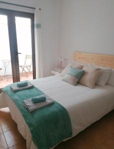圣巴尔托洛梅Casa Calderetas的一间卧室配有一张大床和两条毛巾