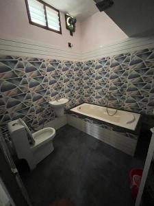 纳盖科伊尔PAARK的带浴缸、卫生间和盥洗盆的浴室