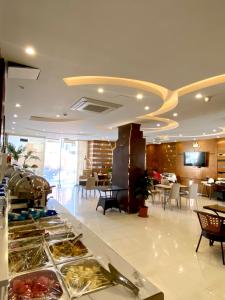 泰布克Aral Hotel Apartments的一间提供食物的自助餐厅