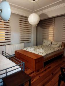 伊斯坦布尔奈莉宾馆的一间卧室设有一张大床和两个窗户。