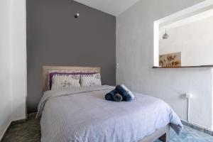 拉里萨Beautiful apartment LA的一间卧室,配有一张蓝色袋子的床