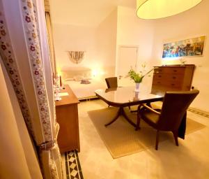 斯利马The Maltese Sun的一间带桌子的客厅和一间卧室