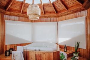 埃斯克尔埃尔克伦宾馆的配有木制天花板的客房内的浴缸