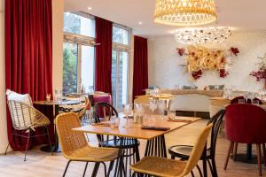 鲁瓦西昂法兰西Aiden by Best Western Paris Roissy CDG的一间带桌椅和吊灯的餐厅