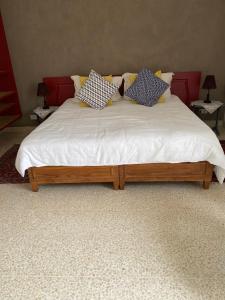 圣朱利安斯Home Sweet Home的一张床上有四个枕头的房间