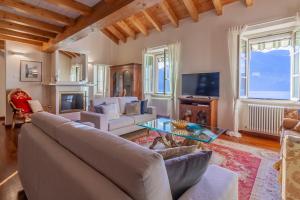 阿巴迪亚拉里亚纳Aglaia Luxury Lake View by Wonderful Italy的客厅配有沙发和桌子