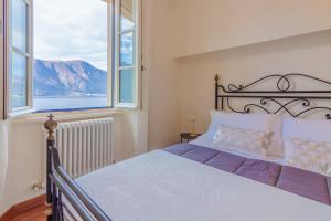 阿巴迪亚拉里亚纳Aglaia Luxury Lake View by Wonderful Italy的一间卧室设有一张大床和大窗户