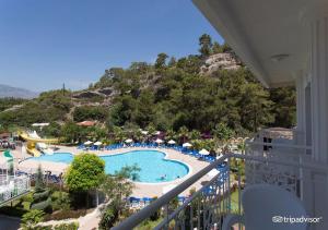 安塔利亚MIRAMOR HOTEL & Spa - ULTRA ALL INCLUSIVE的一个带游泳池的度假村的阳台