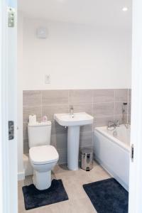 布里斯托Oakley Place - Room B Deluxe Double Room的浴室配有卫生间、盥洗盆和浴缸。