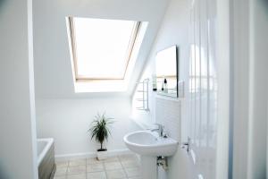 普里茅斯'Hidden Jewel' city centre + FREE PARKING的白色的浴室设有水槽和窗户。