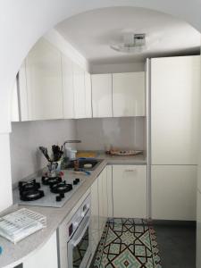 普罗奇达STELLA MARINA的厨房配有白色橱柜和炉灶。