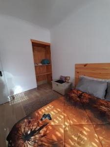 阿莫拉Casa Terra Cota - Seixal的一间卧室配有一张带木制床头板的床