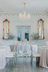 塔尔努夫Apartamenty Willa na Wzgórzu的白色的客房配有桌椅和吊灯。