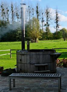 TieltHuis van luut的公园里燃木烤架,有长凳
