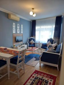 伊斯坦布尔Emirhan Guesthouse & Suites的客厅配有沙发和桌子