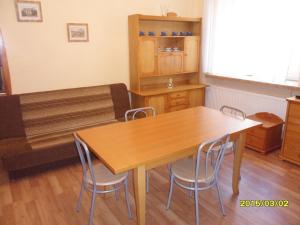 斯托尼拉斯奇Apartament - Stronie Śląskie的一间带木桌和椅子的用餐室