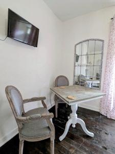 Jumilhac-le-GrandSous le Chateau的桌子、椅子和镜子