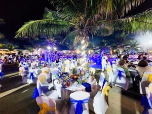科图Tamala Beach Resort的海滩上的婚礼晚会