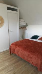 le beau coin, unique et magique的一间卧室配有一张床铺,床上铺有红色毯子