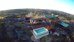 坦季CABAÑAS PIRCAS DE CAMPO的享有带游泳池的房屋的空中景致