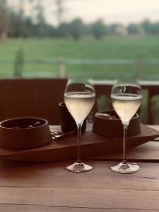 TieltHuis van luut的桌子上坐着两杯白葡萄酒