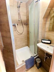 斯图加特M酒店的带淋浴和盥洗盆的浴室