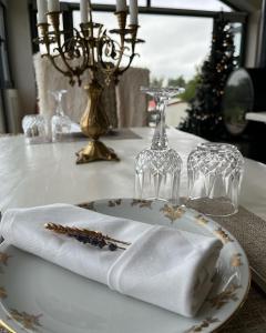 卡拉马孔Anagenessis Resort的一张带刀子和餐巾的桌子