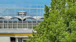 布加勒斯特National Arena Studio 2的一座建筑的顶部有控制塔