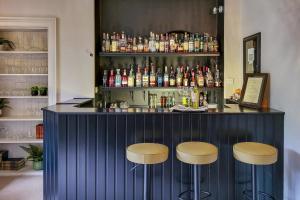 福里斯Cluny Bank的蓝色的酒吧,前面有两张凳子
